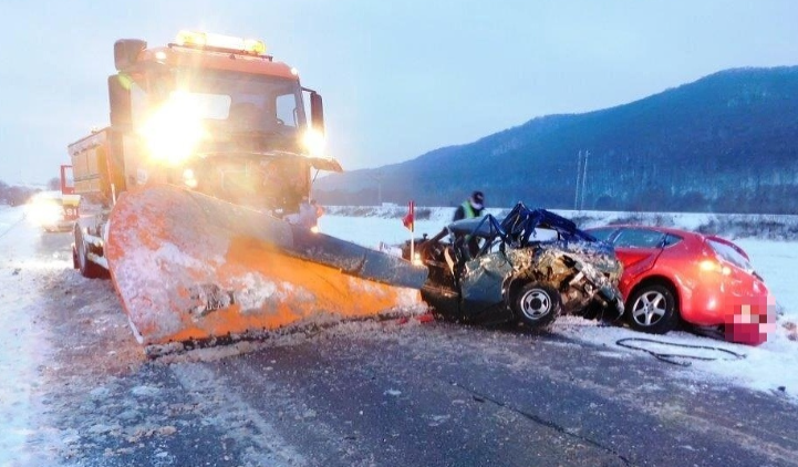 Na cestách začína situáciu komplikovať sneženie. Ranné nehody už sú tu!