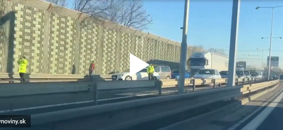 Vážna nehoda na diaľnici: Sanitka sa zrazila s autom a nákladiakom! Hlásia dlhé zdržanie