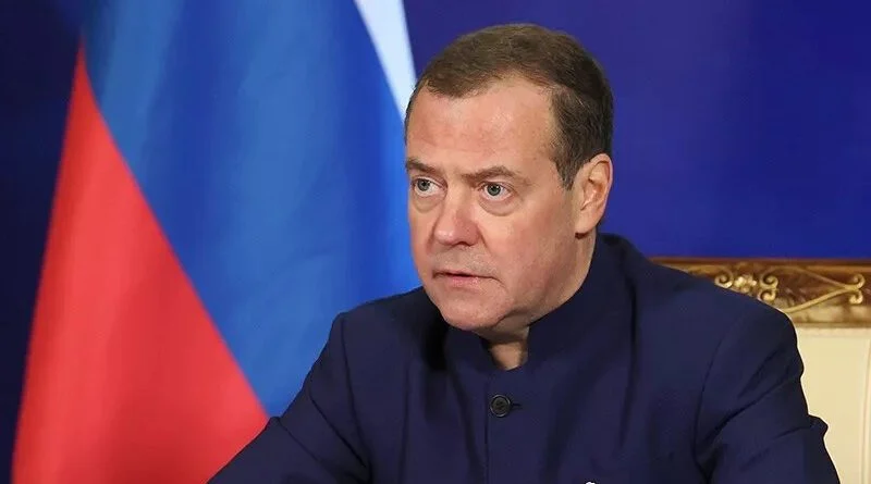 „Rusko zvíťazí aj napriek krvavým dolárom.“ Medvedev zaželal „bastardom v USA“ novú občiansku vojnu
