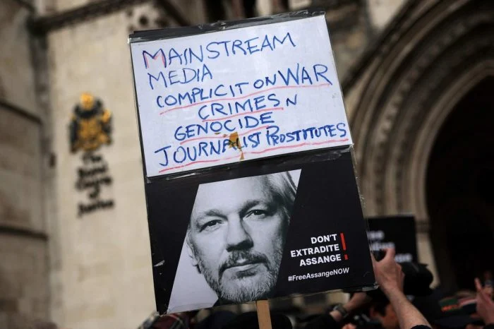 Assangeprotestposter 700x466 1